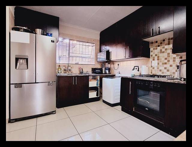 3 BEDROOM TOWNHOUSE FOR SALE IN EDLEEN